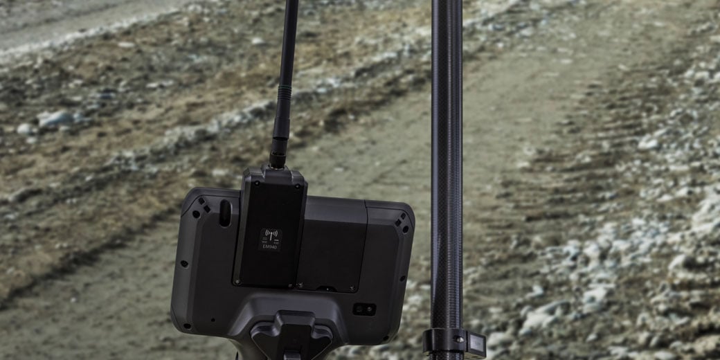 EM940-dirt-1040x520 (1)